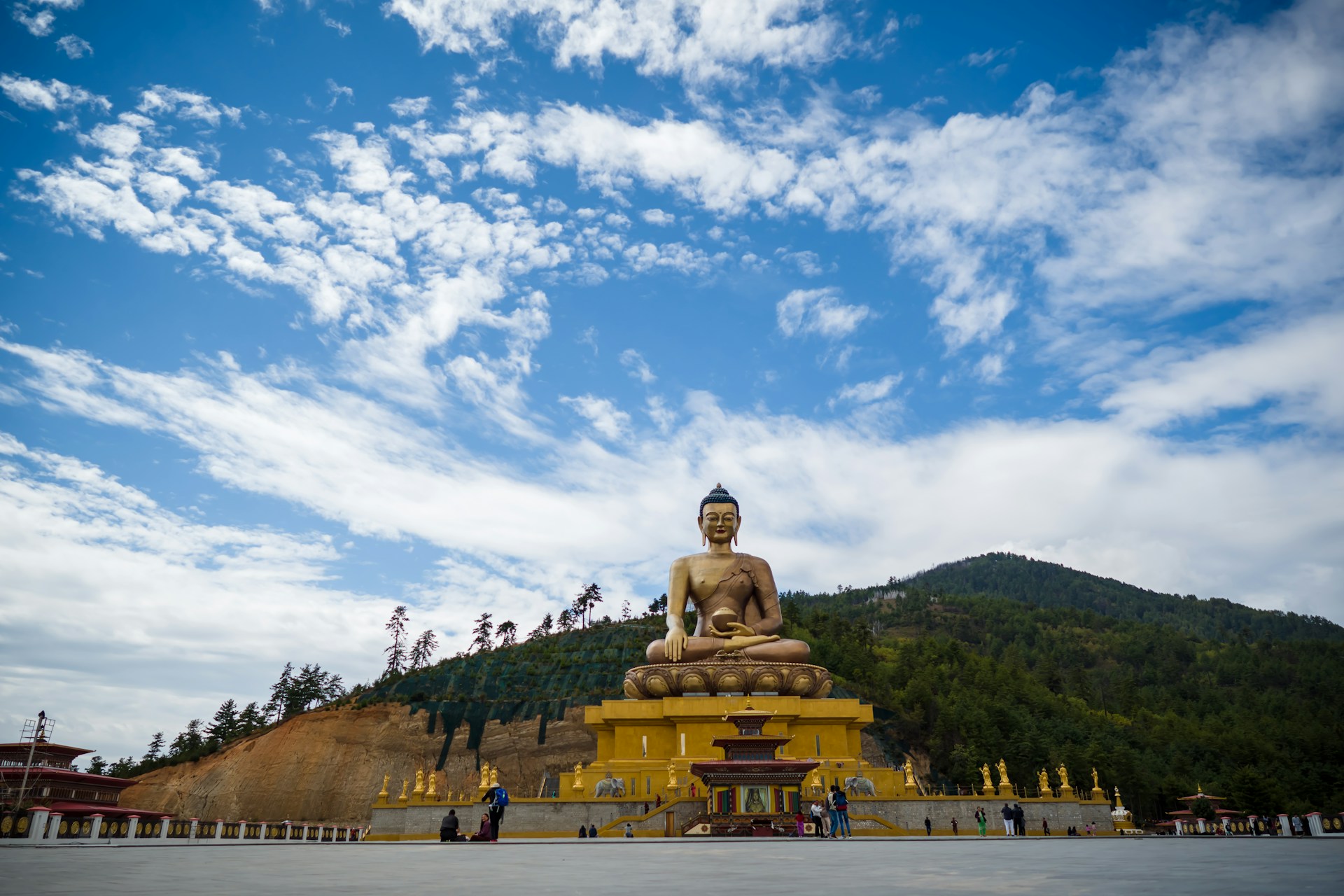 BHUTAN: THE THUNDER DRAGON LAND