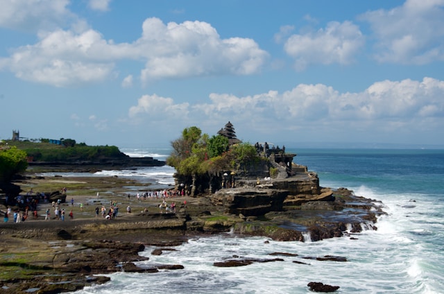 Discover the Iconic Tanah Lot Temple