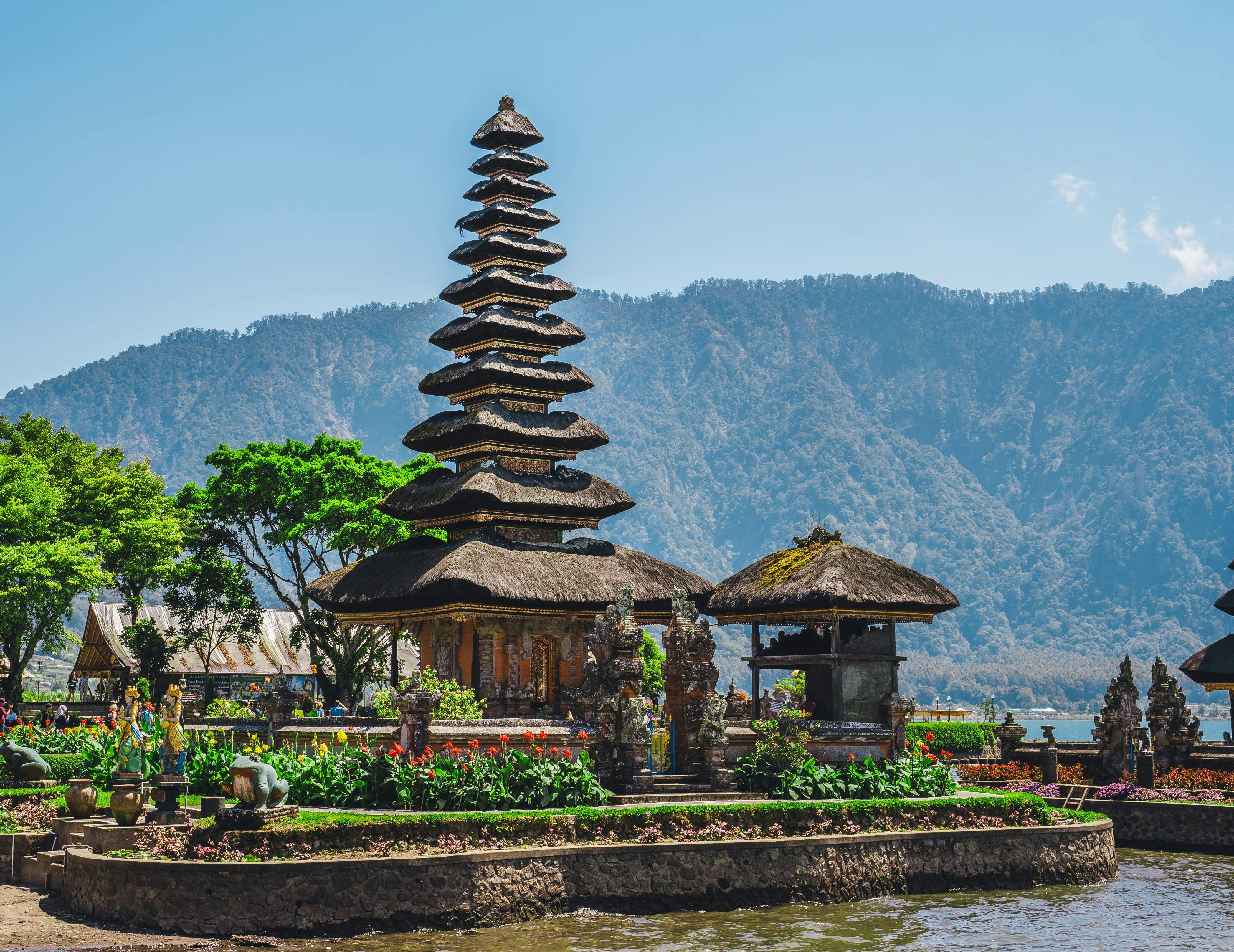  Explore the beauty of Ulun Danu Bratan Temple. Plan your visit today!